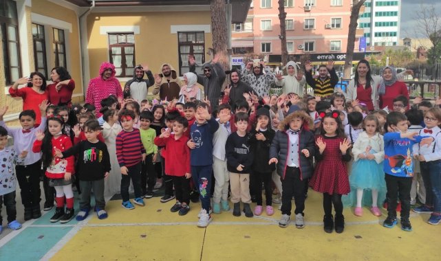 Turgutlu Belediyesi Tiyatro Ekibi çocukların sevincine ortak oldu