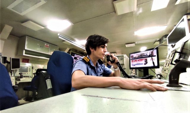 Türk savaş gemisinin kadın subayı