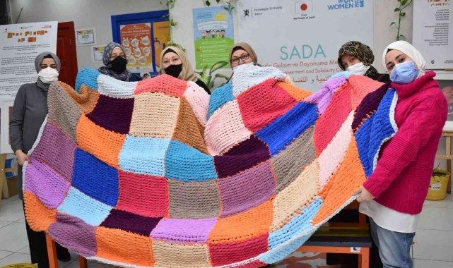 Türk ve Suriyeli kadınlardan "kız kardeşlik battaniyesi"