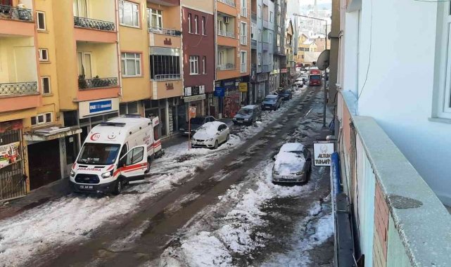 Türkeli&#039;de buzda kayarak düşen adam hastanelik oldu