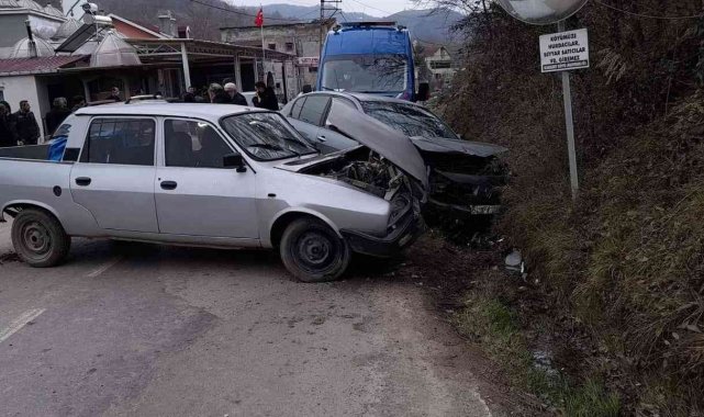 Türkeli'de iki otomobil çarpıştı: 2 yaralı