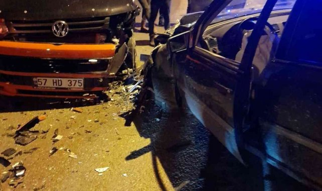 Türkeli'de minibüs ile otomobil çarpıştı