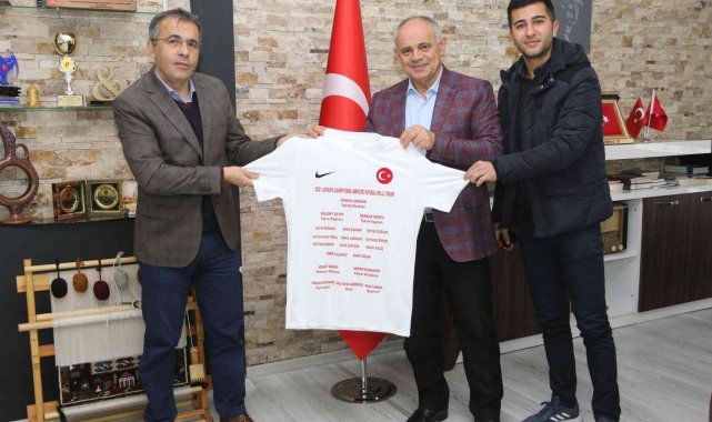 Türkiye Ampute Futbol Milli Takımı'ndan Yahyalı'ya anlamlı hediye