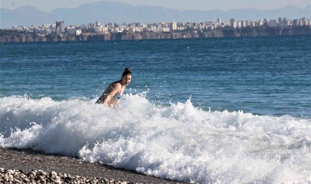 Türkiye güne kar yağışı ile uyanırken Antalya'da turistler denize koştu