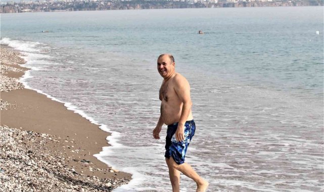 Türkiye kar beklerken Antalya'da yaz günlerini aratmayan görüntüler