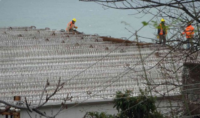 Türkiye'nin en maliyetli şehir içi yolları arasında gösterilen Kanuni Bulvarı'nda yeni viyadüklerin tabyaları yerleştiriliyor