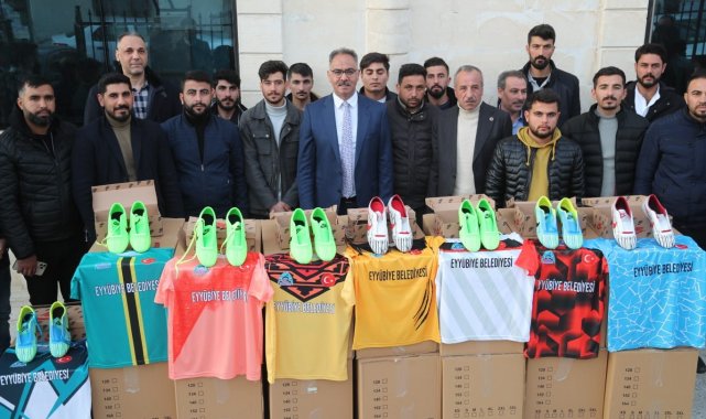 Turnuvaya katılacak olan sporculara malzeme desteği