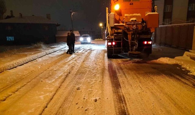 Tuşba Belediyesinin karla mücadelesi devam ediyor
