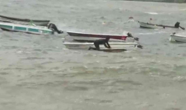 Tuzla'da batan teknesini kurtarmak için dalgalara aldırmadan denize girdi
