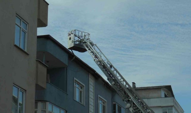 Tuzla'da binanın ahşap çatısı alev alev yandı