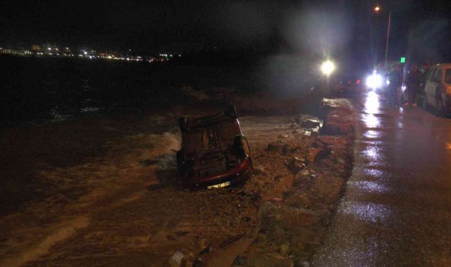 Tuzla'da denize uçan otomobili iple bağladı