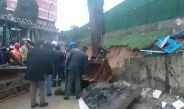 Tuzla&#039;da istinat duvarı çöktü, işçi altında kaldı