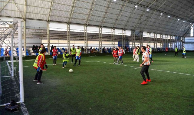 Tuzla'nın özel çocukları, Başkan Yazıcı ile birlikte halı saha maçı yaptı