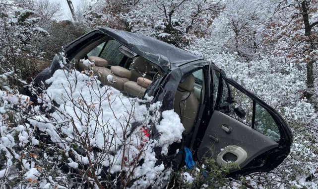 Uçurumdan yuvarlanan otomobil sürücüsü okul müdürü yaralı kurtuldu