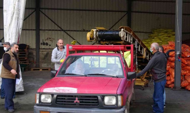 Ucuz gübre almak için kuyruğa girdiler