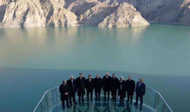 Ulaştırma ve Altyapı Bakanı Karaismailoğlu, Türkiye&#039;nin en büyük cam terasını gezdi