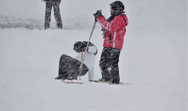 Uludağ'da düşe kalka kayak keyfi