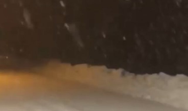 Uludağ'da şiddetini arttıran kar yolların kapanmasına neden oldu