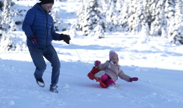 Uludağ'da turistler boş pistlerin tadını çıkardı