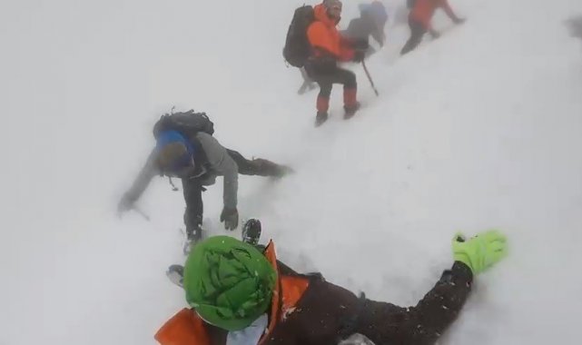 Uludağ'ın zirvesinde nefes kesen anlar... O anlar kamerada