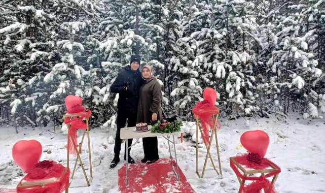 Ulus dağında kar üstünde doğum günü kutlaması