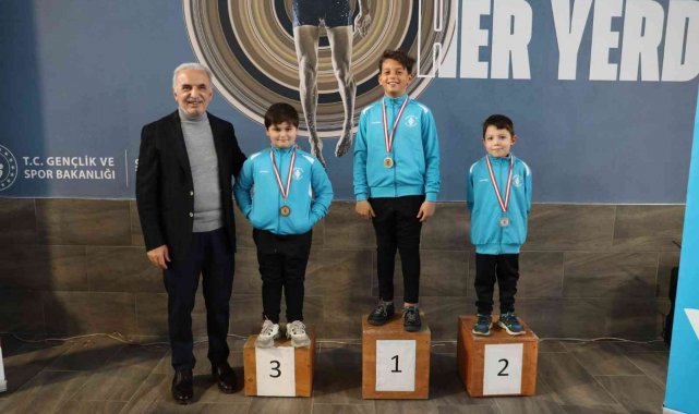 Ümraniye'de genç yüzücülerin şampiyonluk mücadelesi nefes kesti