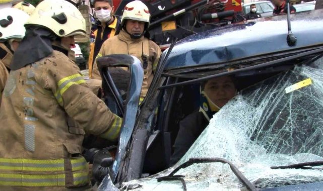 Ümraniye'de hatalı park kazası: Otomobil kamyonetin altına girdi