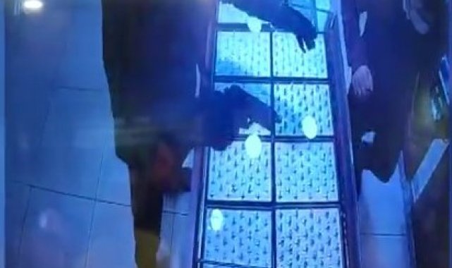 Ümraniye'de kuyumcuda silahlı soygun girişimi kamerada