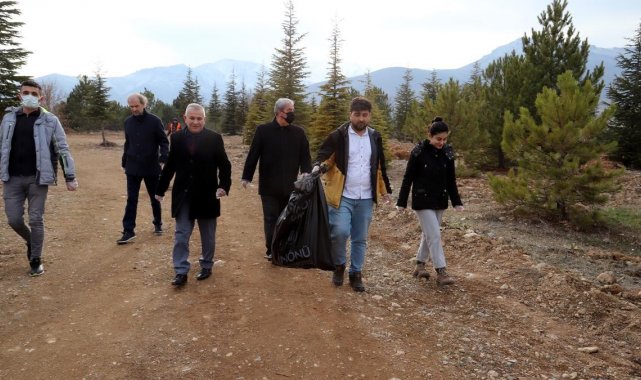 Üniversite öğrencileri atık topladı