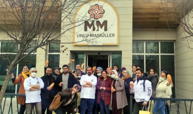 Üniversite öğrencileri glutensiz unlu mamüller üretim tesisinde