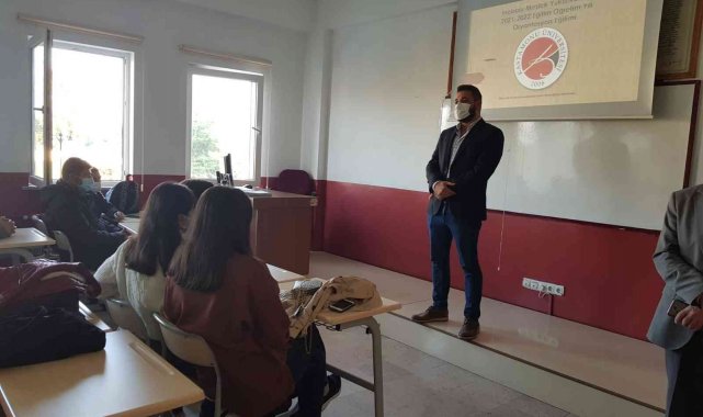 Üniversite öğrencileri korona virüs aşısı hakkında bilgilendiriliyor