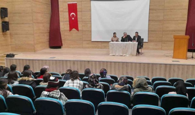 Üniversite öğrencileri kurslar hakkında bilgilendirildi