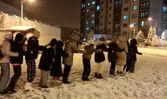 Üniversite öğrencileri penguen dansı ile karın keyfini çıkardı