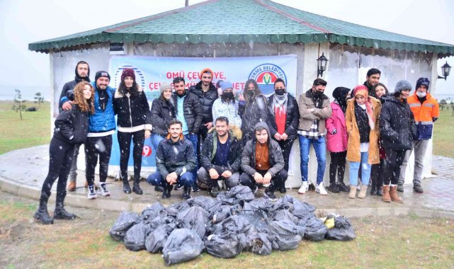 Üniversite öğrencilerinden eksi 2 derecede sahil temizliği