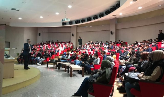 Üniversite öğrencilerine CV doldurma teknikleri anlatıldı