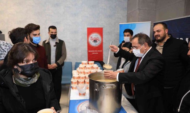 Üniversite öğrencilerine sınav haftasında sıcak çorba ikramı
