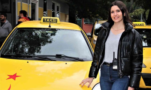 Üniversiteli Dilara, babasının sahibi olduğu taksinin direksiyonuna geçti