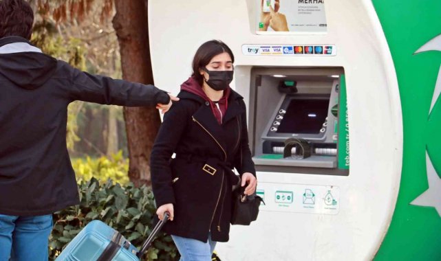 Üniversiteli genç kızın taşıyamadığı için kaldırımda bıraktığı valiz, polisi alarma geçirdi