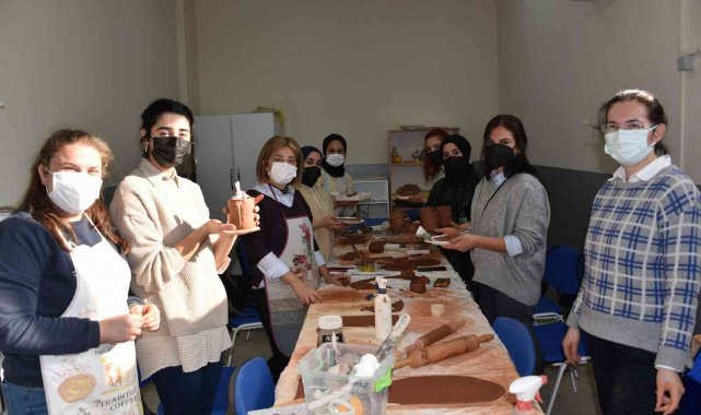 Üniversiteli öğrenciler kendi seramik eserlerini yaptı