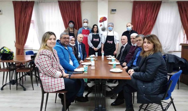 Üniversiteliler, derste yaptığı etli pilavı arkadaşlarına ikram etti