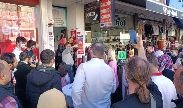 Ünlü sanatçı Tuğba Özay ve sporcu Nagihan Karadere'ye yoğun ilgi