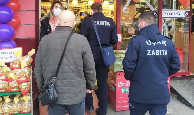 Uşak'ta zabıta ekipleri yılbaşı öncesi marketleri denetledi