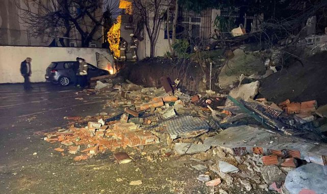 Üsküdar'da istinat duvarı çöktü, 4 otomobil zarar gördü