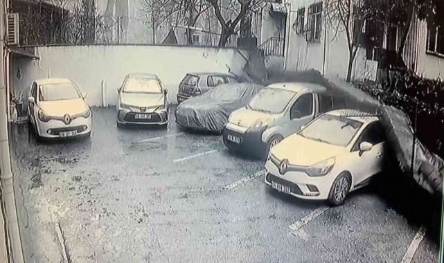 Üsküdar'da istinat duvarının araçların üzerine çökme anı kamerada