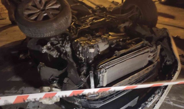 Üsküdar&#039;da lüks araçla takla attı, hiçbir şey olmamış gibi canlı yayına devam etti