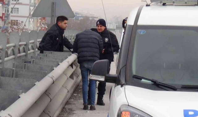 Üst geçide çıkan şahsı polis ekipleri ikna etti