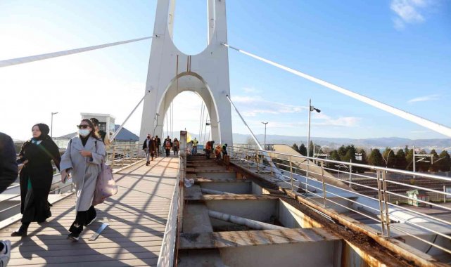 Üstgeçit tadilat çalışmaları sürüyor