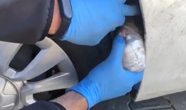 Uyuşturucuyu otomobilin çamurluklarına gizlemişler