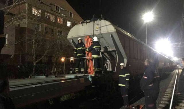 Vagonun üstüne çıktı, elektrik akımına kapıldı