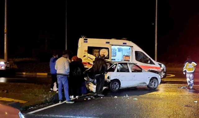 Vakadan dönen ambulans kaza yaptı